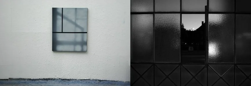 Zwei verschiedene Fassaden, eine weiße Wand mit einem minimalistischen Kunstwerk, die andere eine schwarze, glänzende Oberfläche mit Fenstern, durch die Bäume und Himmel sichtbar sind.