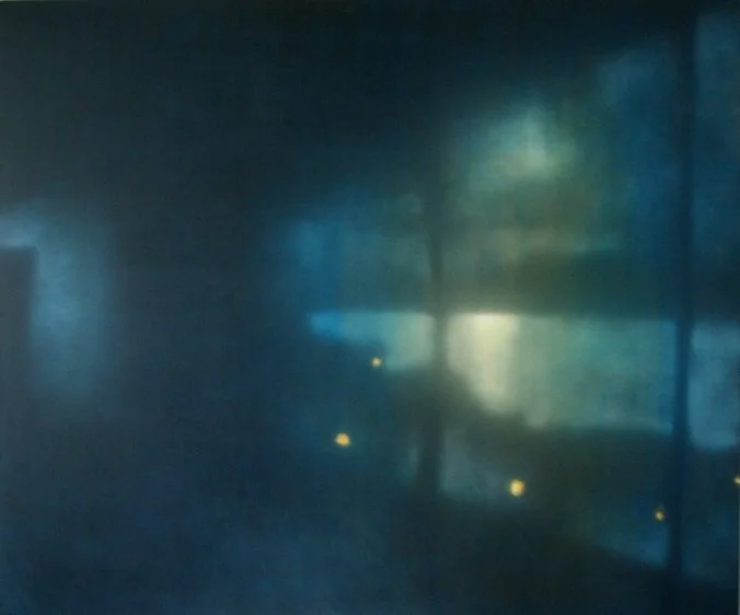 Neblige und diffuse Lichter in einer dunklen Umgebung, wahrscheinlich eine reflektierende Oberfläche oder Fenster bei Nacht.