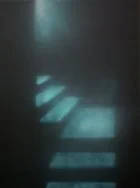 Dunkle Treppe mit Lichtstrahl und Schatten