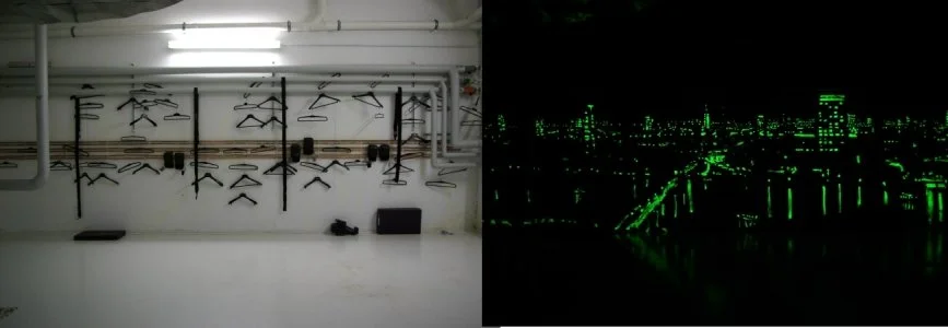 Links: Kleidungslager mit Hängeständern und Kleidung. Rechts: Nachtszene einer Stadt mit grünen Lichtreflexen auf Wasser.