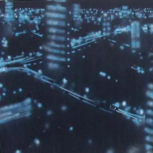 Nachtaufnahme einer beleuchteten Stadt mit Hochhäusern und Straßenlichtern