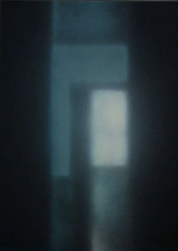 Abstraktes Bild mit Licht- und Schattenflächen auf dunklem Hintergrund.