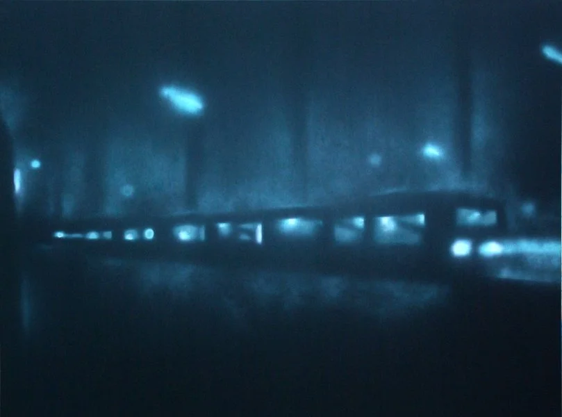 Nachtaufnahme einer Straßenbrücke mit leuchtenden Straßenlaternen