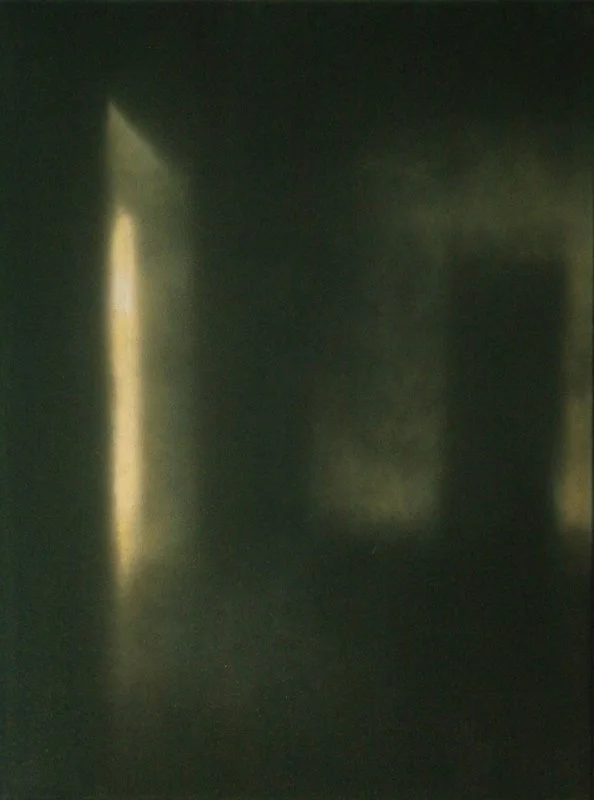 Unklarer dunkler Raum mit Lichtreflexen an Wänden.