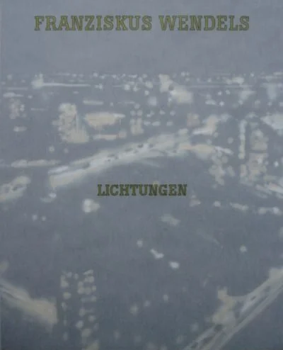 Buchcover mit dem Titel "Franziskus Wendels" und dem Untertitel "Lichtungen" auf einem Stadtbild im Hintergrund.