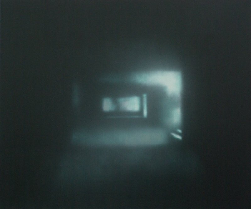 Ein dunkler Tunnel mit einem Licht am Ende, das den Ausgang oder einen Durchgang anzeigt.