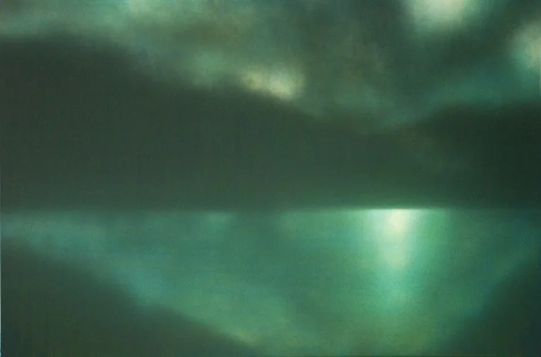 Eine grüne, verschwommene, abstrakte Oberfläche mit Lichtreflexen.