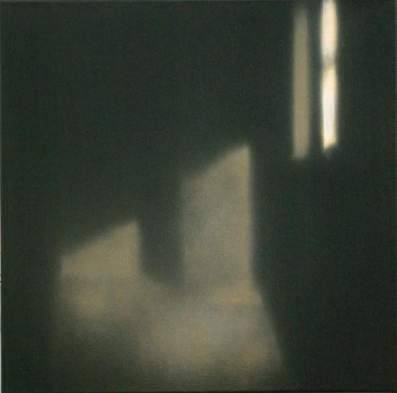 Schattenspiel an einer Wand, durch Fenster Lichtstrahlen sichtbar