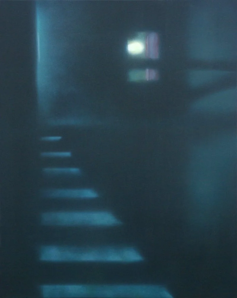 Dunkler Raum mit Lichtstrahlen auf dem Boden, Blick durch eine Tür oder Fenster auf eine helle Fläche im Hintergrund.