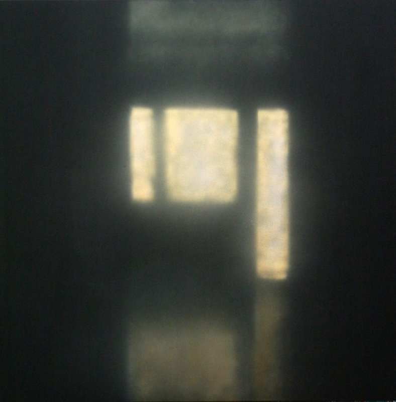 Unscharfer Blick durch ein Fenster mit Licht, das auf eine dunkle Wand fällt.