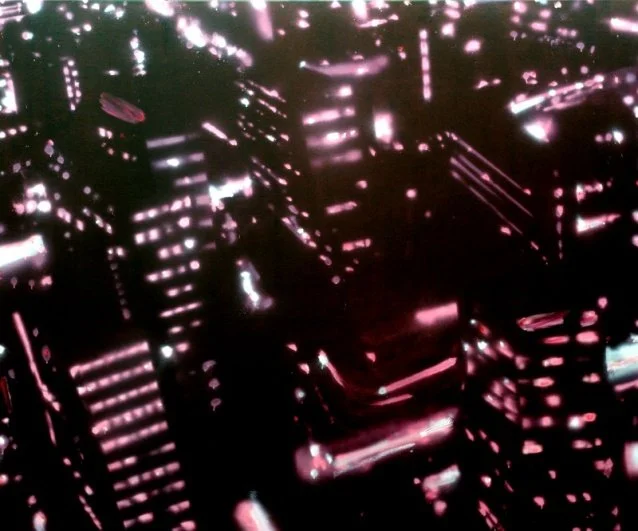 Neonlichter und Hochhäuser in einer futuristischen Stadt bei Nacht.