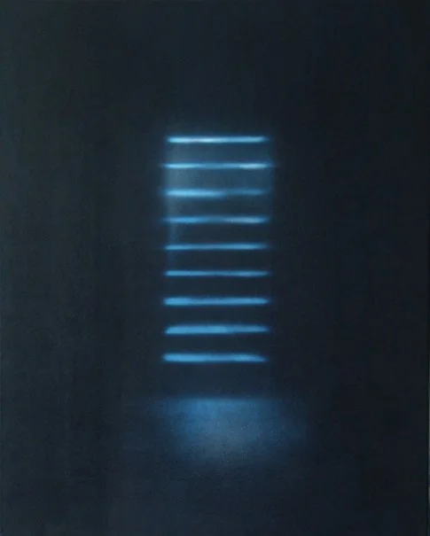 Blaue leuchtende Linien auf einer dunklen Treppe, die nach oben führen.