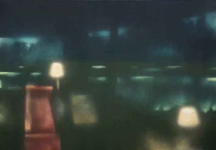 Unklarer, dunkler Raum mit einigen Lichtern und einer roten Treppe in der Mitte.