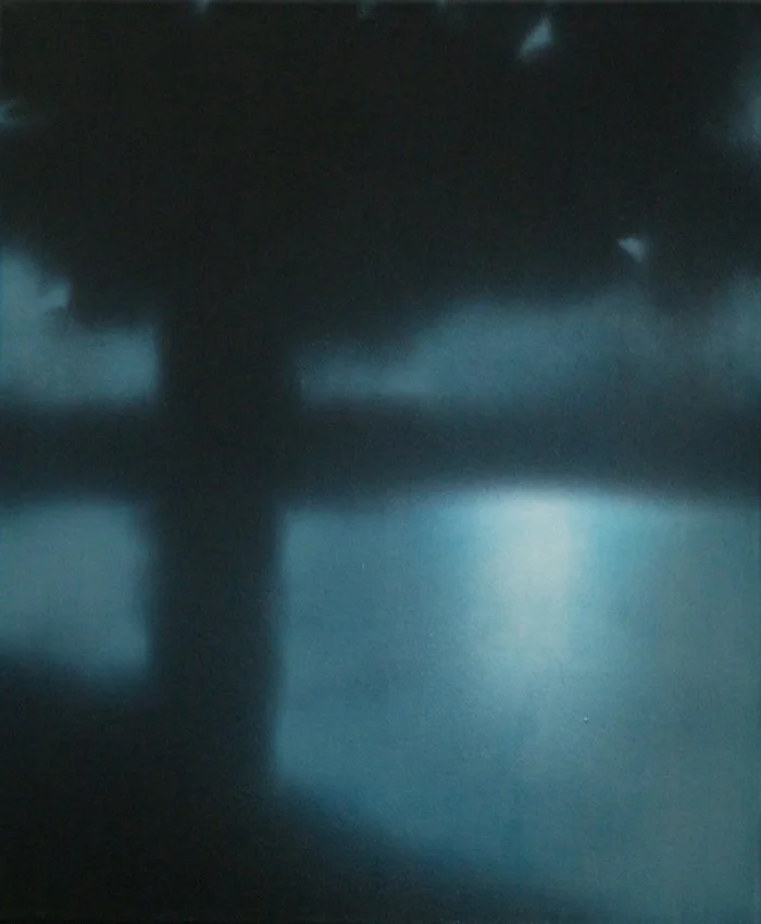 Unklare dunkle Szene mit verschwommenen Formen und Lichtreflexen.