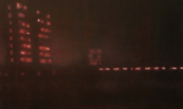 Ein dunkler Bildschirm mit roten, digitalen Diagrammen oder Kursen, möglicherweise ein Computer- oder Satellitenbildschirm mit Datenanzeigen.