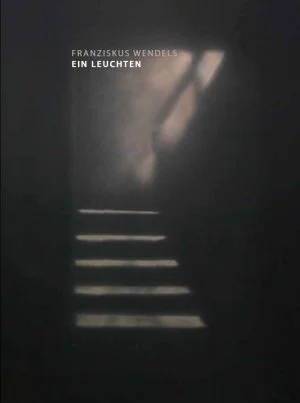Schwarz-weiß-Buchcover mit einem Lichtstreifen und Treppenstufen, Titel: 'Ein Leuchten' von Franziskus Wendel.