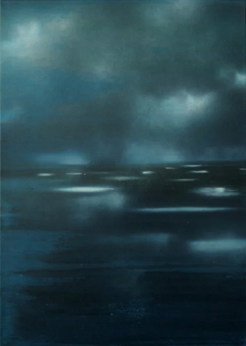 Sturm über einem dunklen Wassermeer, dunkle Wolken am Himmel.