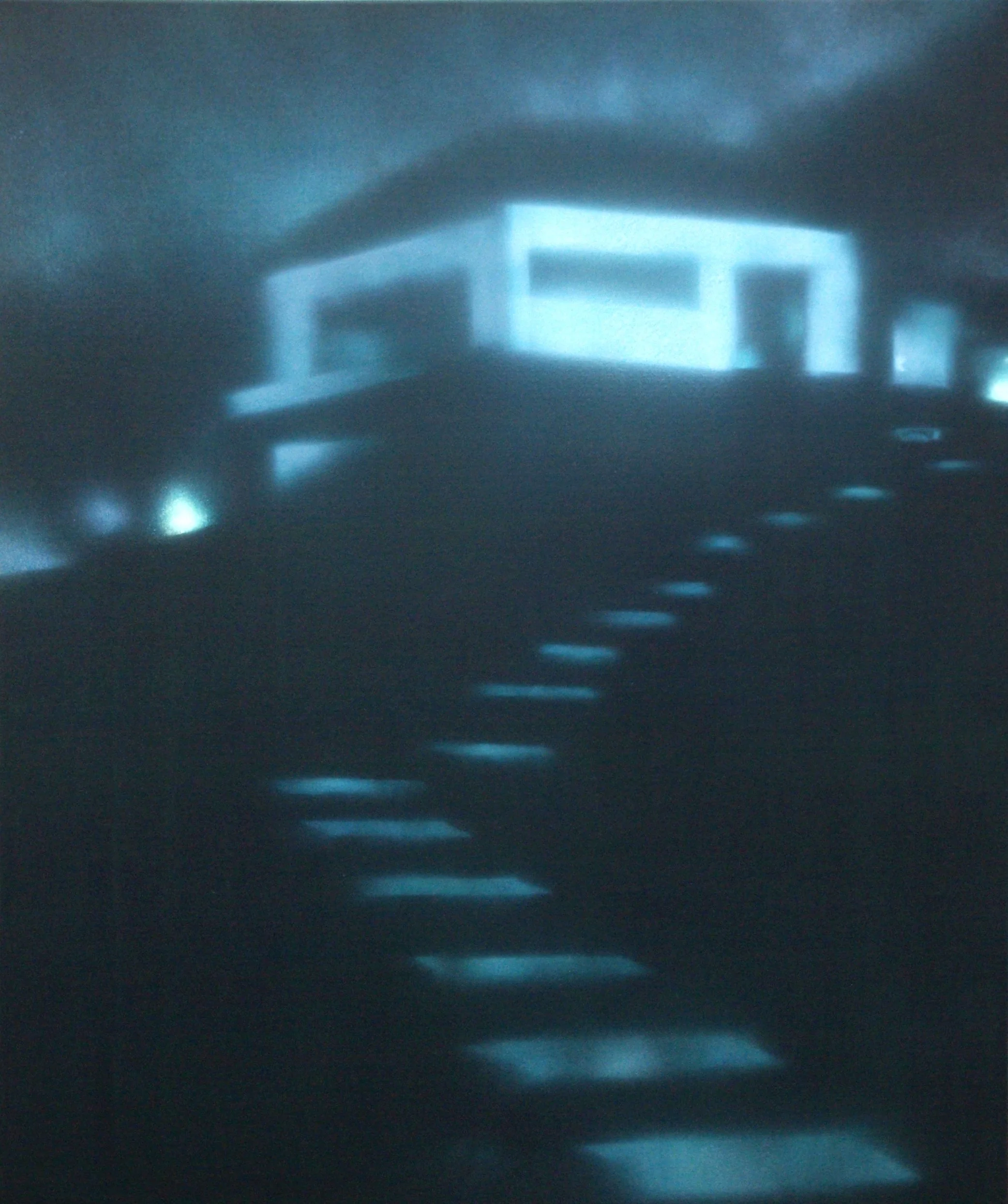 Ein Zimmer mit Treppen und einem Fenster, das Licht durchlässt.