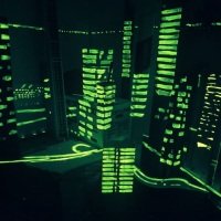 Eine digitale Stadt mit leuchtenden grünen Gebäuden und Straßen in einem Cyberpunk-Stil.