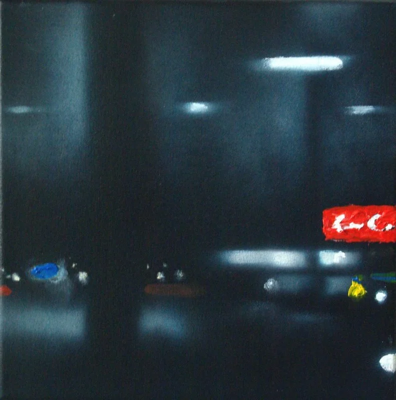 Das Bild zeigt eine dunkle Szene, vermutlich eine Nachtaufnahme in einer Tiefgarage, mit leichten Lichtreflexionen an der Decke und einigen, nur schwer erkennbaren Gegenständen oder Fahrzeugen im Schatten.