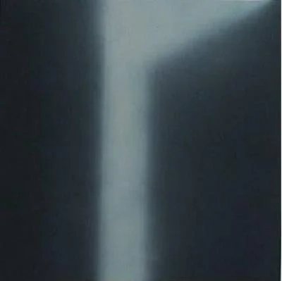 Dunkler Bereich mit einer weißen, vertikalen Linie in der Mitte.