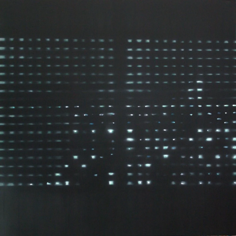 Lichtstrahlen, die durch eine dunkle, gelochte Oberfläche scheinen, erstellen ein Muster aus kleinen Lichtpunkten.