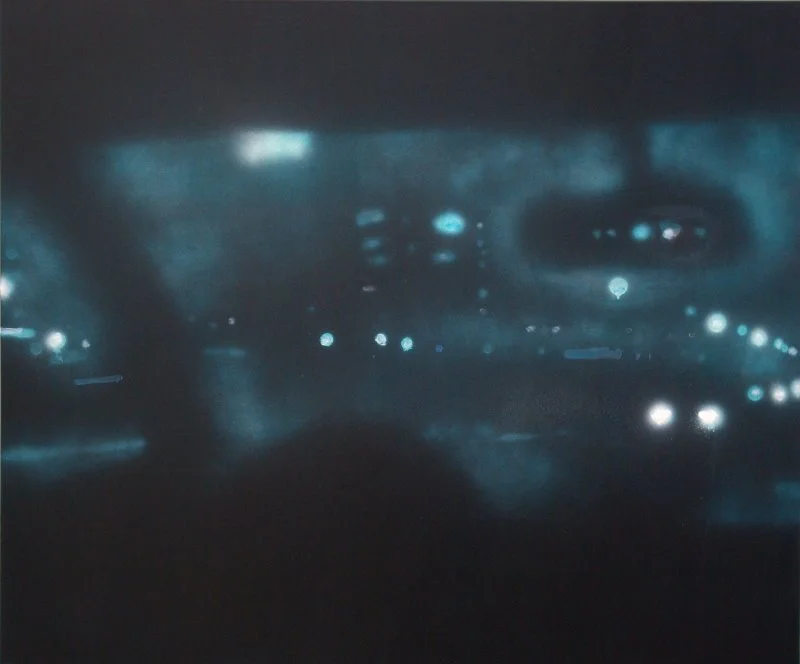 Dunkles Bild einer beleuchteten Autobahn bei Nacht, Sicht durch die Windschutzscheibe.