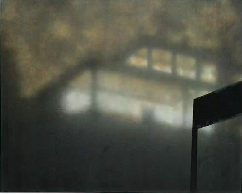 Schatten einer Fensterfront auf einer Wand, eine schwarze Sitzgelegenheit im Vordergrund.