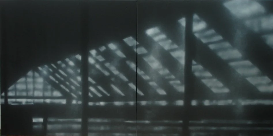 Schatten und Lichtmuster durch ein Dachfenster aus Holzlatten