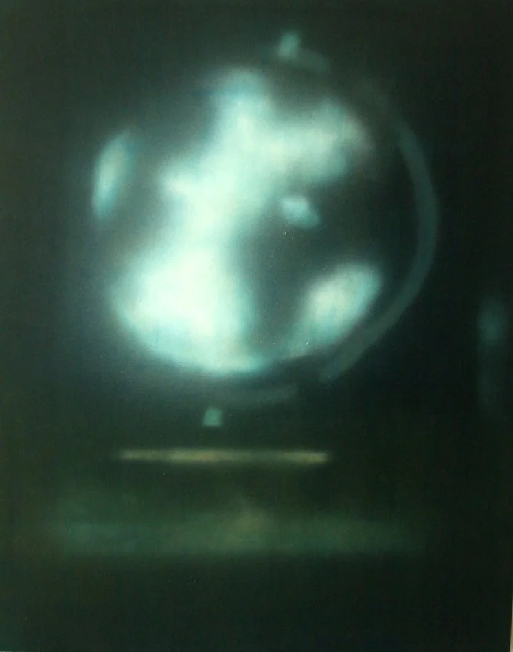 Eine evtl. schwangere Frau, die in einem Ultraschallgerät sichtbar ist.