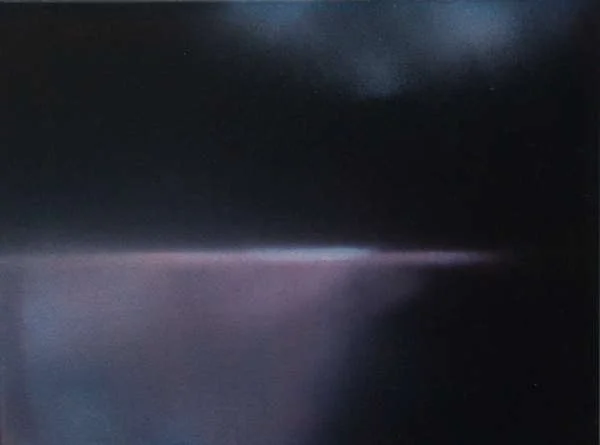 Ein dunkler Bildausschnitt mit wenigen hellen Lichtstreifen.