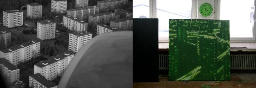 Linke Seite zeigt eine schwarze und weiße Fotografie einer Stadt mit mehreren Hochhäusern, rechte Seite zeigt ein digitales Bild eines Computercodes auf einem grünen Bildschirm vor einem Fenster mit einer Uhr.