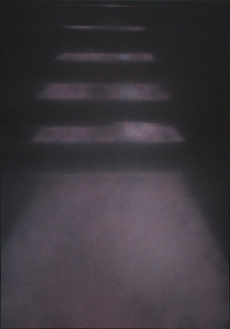 Dunkler Flur mit schwachen, schrägen Lichtstrahlen auf dem Boden.