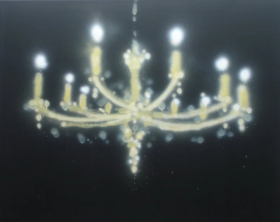 Schneeflocke auf dunklem Hintergrund mit leuchtender Kristallstruktur