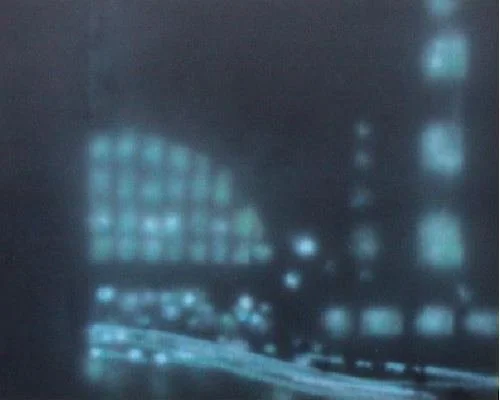 Dunkles Bild mit blauen leuchtenden, unscharfen Mustern und Lichtern, die an digitale oder technologische Elemente erinnern.