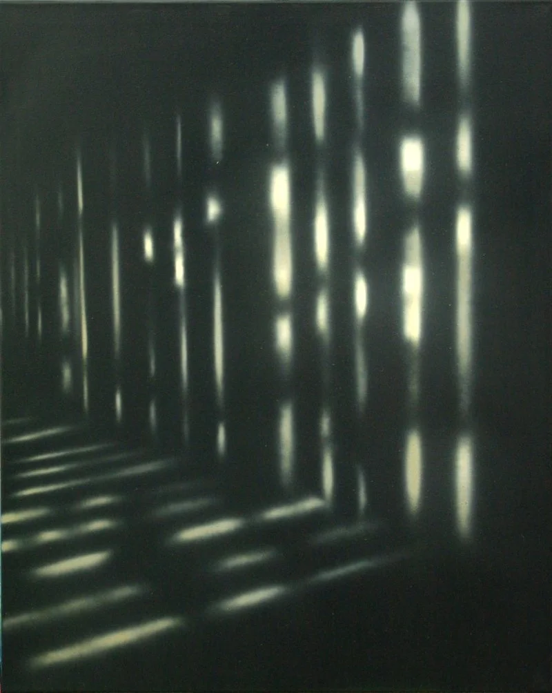 Lichtreflexionen an einer dunklen Oberfläche, die möglicherweise Glas ist.