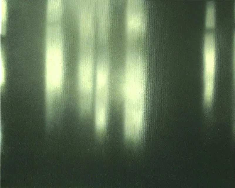 Unheimliche, diffuse Lichter in einer dunklen Umgebung, die an einen Wald bei Nacht erinnern.