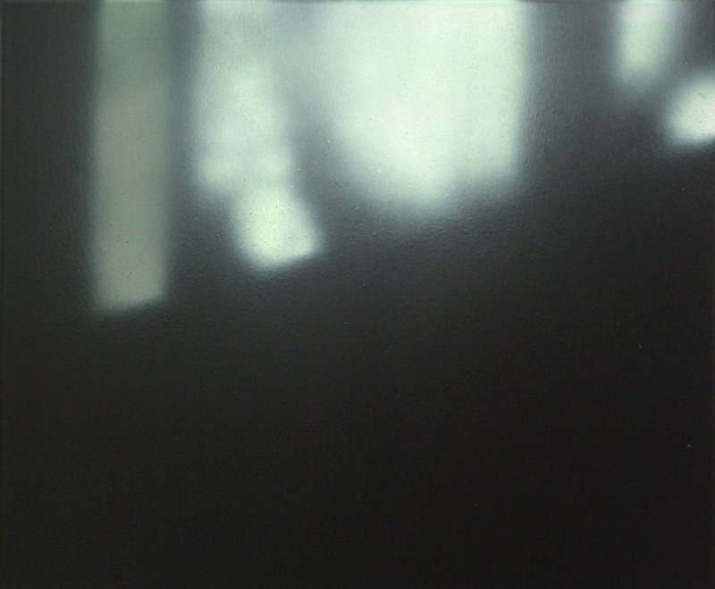 Unscharfer Schnappschuss mit hellen und dunklen Bereichen, möglicherweise eine reflektierende Oberfläche oder ein Fenster.