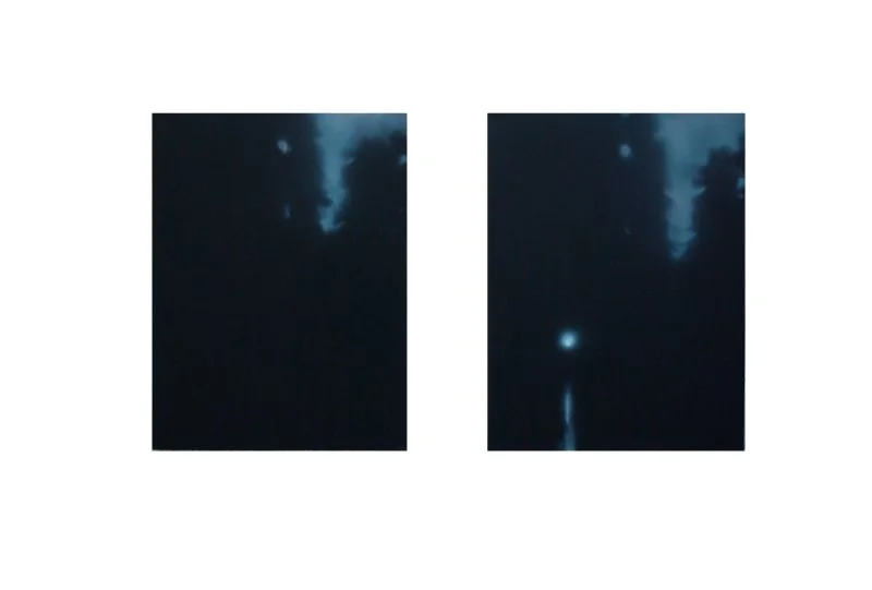 Zwei dunkle, nächtliche Bilder von einem Himmel mit Wolken und leuchtenden Sternen.