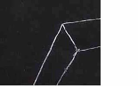 Angedeutete geometrische Formen auf schwarzem Hintergrund.