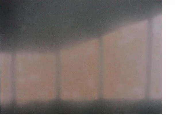 Ein unscharfes Bild, das wahrscheinlich eine Wand oder Oberfläche mit drei vertikalen Linien zeigt.