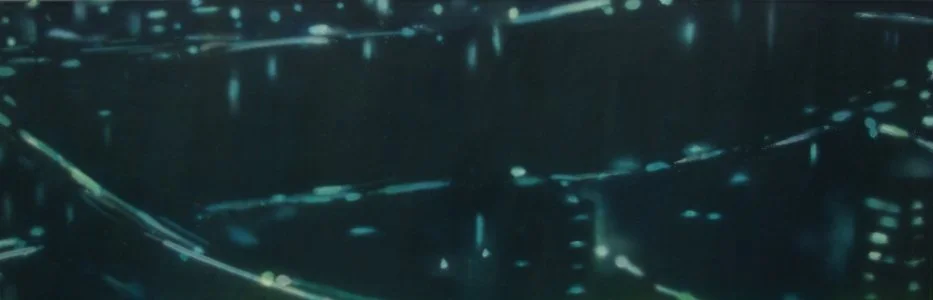 Lichter und Reflexionen auf Wasser bei Nacht