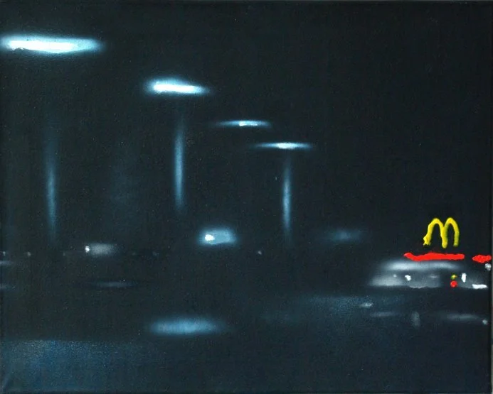 Nachtaufnahme eines dunklen Parkplatzes mit Straßenlaternen und einem McDonald's-Schild im Hintergrund.