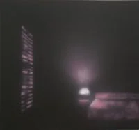 Dunkler Raum mit schwachem Licht, Fenster an der linken Seite, Lichtquelle in der Mitte im Hintergrund.