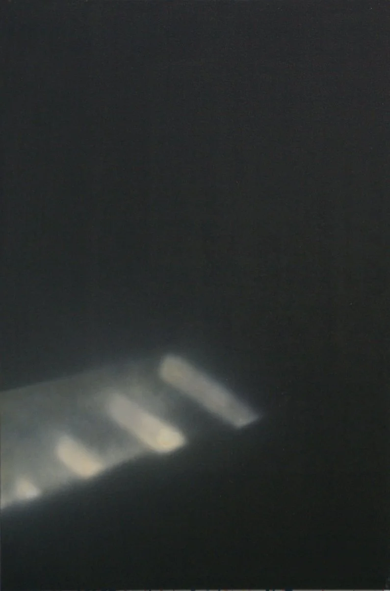 Unklarer, dunkler Hintergrund mit schwach leuchtenden, vagen Lichtlinien im unteren linken Bereich.