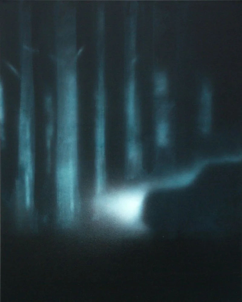 Dunkle, stilisierte Darstellung von Flaschen, die an einer Wand stehen, in bläulichem Licht.