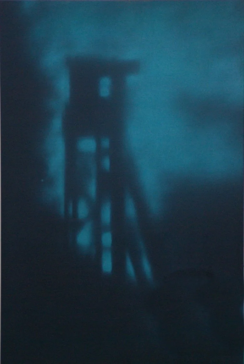 Schattenspiel an einer Wand mit blauer Beleuchtung, Silhouette von Möbeln erkennbar.