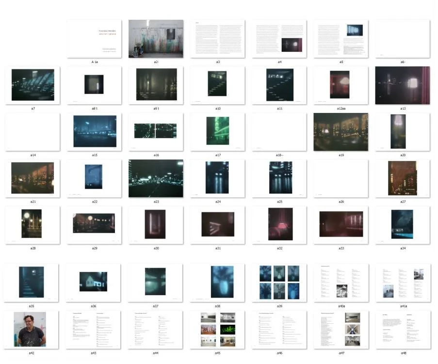 Mehrere Seiten eines Buches oder Berichts mit Texten, Bildern und Diagrammen, darunter Stadtansichten bei Nacht, digitale Artefakte und eine Person auf einer Seite.