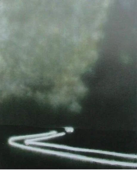 Schweif aus Rauch oder Dampf vor dunklem Himmel