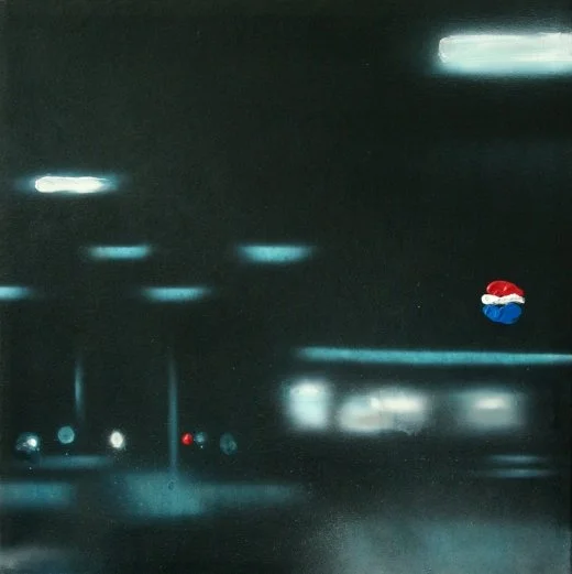 Vernebeltes Parkhaus mit einigen Lichtern und Pepsi-Logo im Hintergrund.
